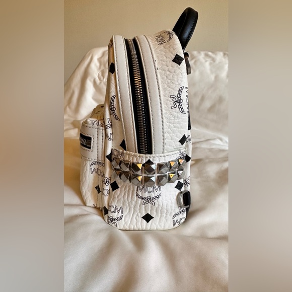 Backpack - Picture 2 of 5